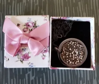 Colgante brillante con cadena