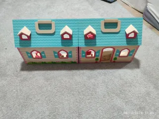 Casita de muñecas de madera