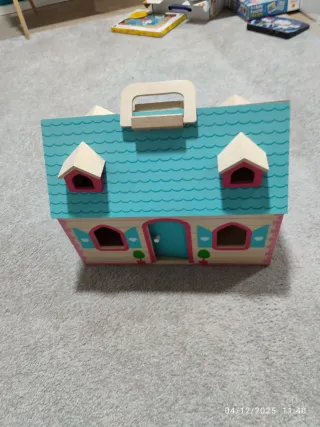 Casita de muñecas de madera