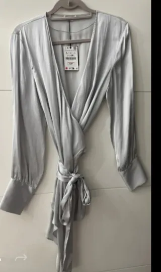 Blusa Zara plateada talla L