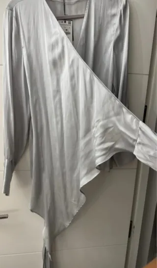 Blusa Zara plateada talla L