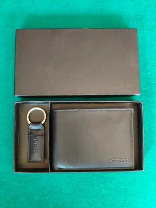 Cartera y llavero Guess piel negra