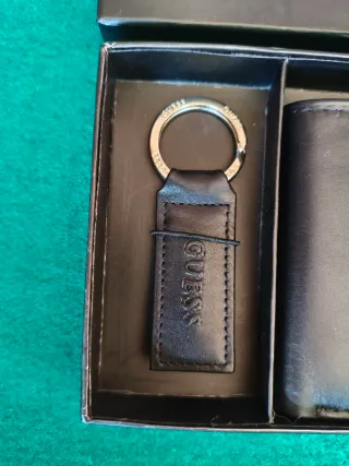 Cartera y llavero Guess piel negra