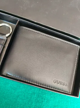Cartera y llavero Guess piel negra