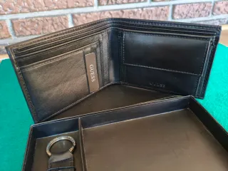 Cartera y llavero Guess piel negra