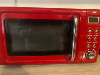 Forno a microonde rosso stile vintage