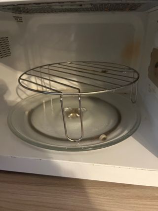 Forno a microonde rosso stile vintage