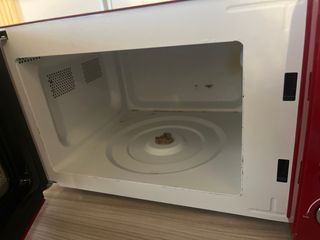 Forno a microonde rosso stile vintage