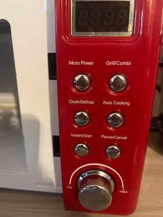 Forno a microonde rosso stile vintage