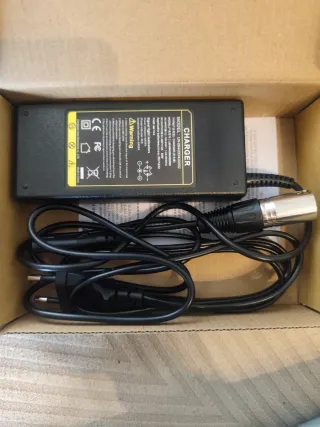 Cargador Patinete/Silla Eléctrica 42V 2A