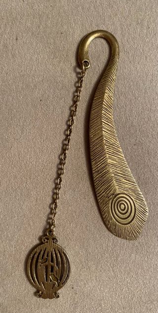 Segnalibro vintage piuma con gabbia uccellini