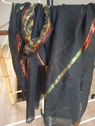 Fular negro con detalles dorados y brillantes