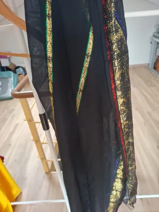 Fular negro con detalles dorados y brillantes