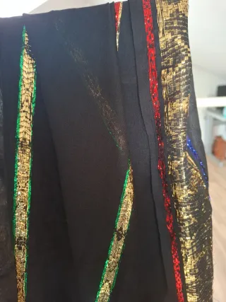 Fular negro con detalles dorados y brillantes