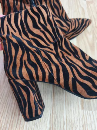 Botines tigre tacón talla 39
