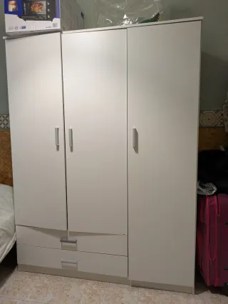 Armario blanco con cajones