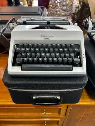 Máquina de escribir Olympia Monica portátil
