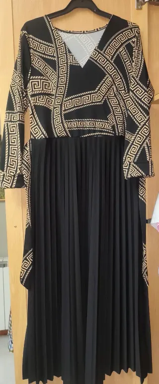 Vestido largo plisado negro y dorado