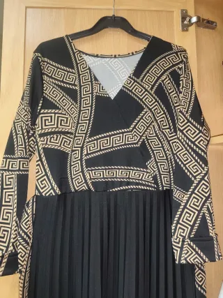 Vestido largo plisado negro y dorado