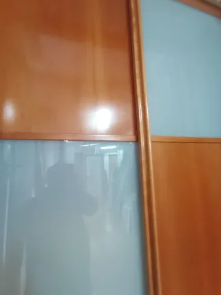 Puertas correderas armarioen  cerezo barnizado .