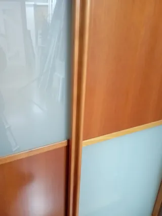 Puertas correderas armarioen  cerezo barnizado .