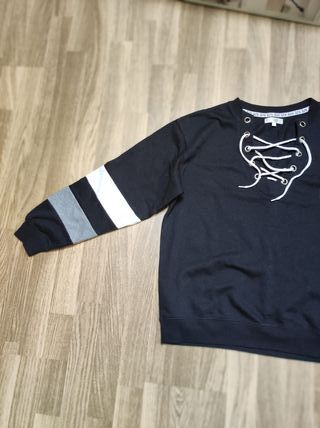 Sudadera con escote trenzado