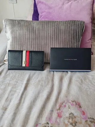 Cartera Tommy Hilfiger Negra