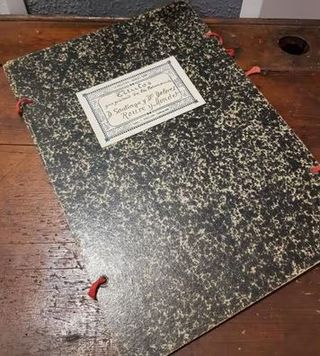 Antigua carpeta de cartón duro
