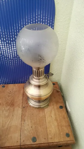 Lámpara de mesa dorada y cristal