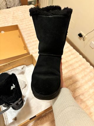 Botas UGG Negras con Lazos Grises