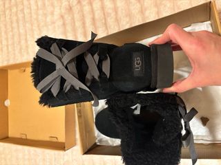 Botas UGG Negras con Lazos Grises