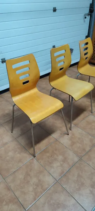 Sillas de madera y metal