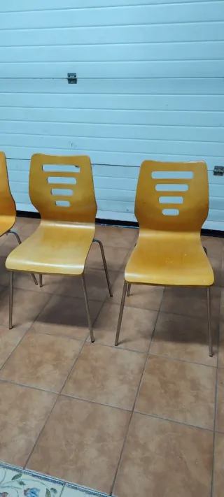 Sillas de madera y metal