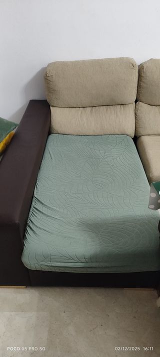 Sofá cheslong beige y marrón