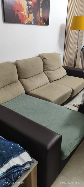 Sofá cheslong beige y marrón