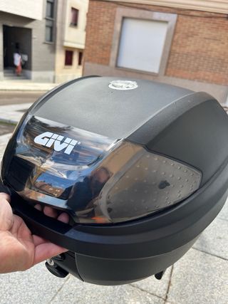 Baúl Givi y Soporte Shad Kawasaki Z125
