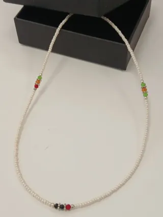 Colar de pérolas de água doce com detalhes colorid