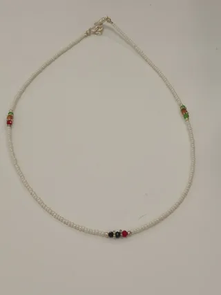 Colar de pérolas de água doce com detalhes colorid