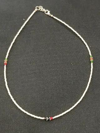 Colar de pérolas de água doce com detalhes colorid