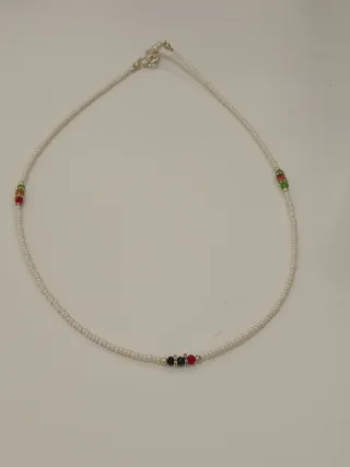 Colar de pérolas de água doce com detalhes colorid