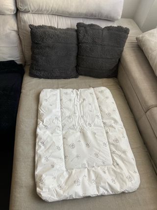 Cambiador portátil acolchado y antideslizante