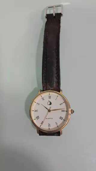 Reloj de pulsera dorado y marrón