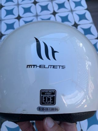 Casco de moto blanco con visera