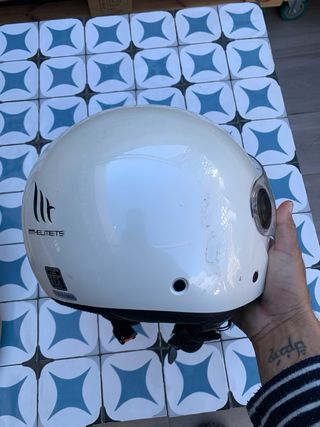 Casco de moto blanco con visera