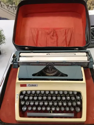 Máquina de escribir Erika antigua