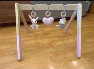 Gimnasio bebé madera con peluches