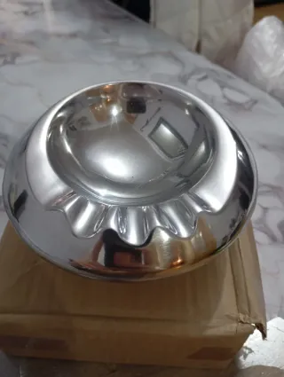 Cenicero de metal plateado