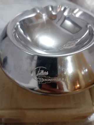 Cenicero de metal plateado