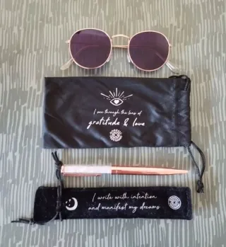 Gafas de sol y bolígrafo con bolsas
