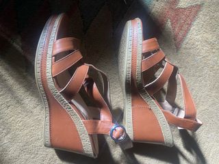 Sandalias de cuña marrones